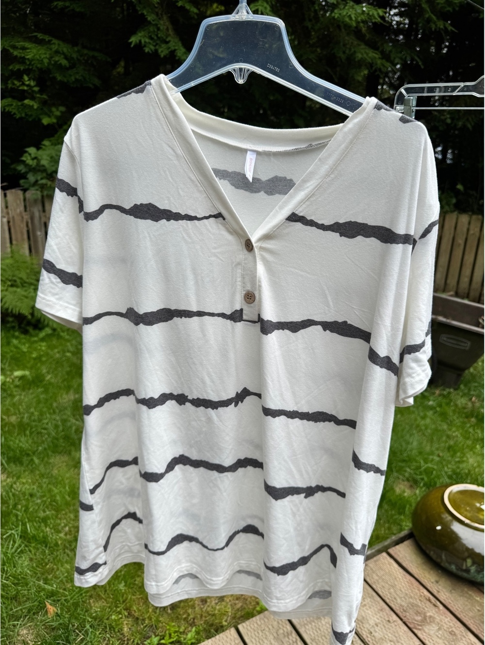 BISHUIGE 3XL White and Gray Striped Short Sleeve Shirt with Button Detail